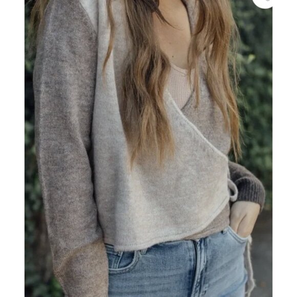 NEUFLORA Two Tone Lynnefield Wrap Sweater in Neutral Tan Quiet Luxury - Size M - Picture 1 of 13
